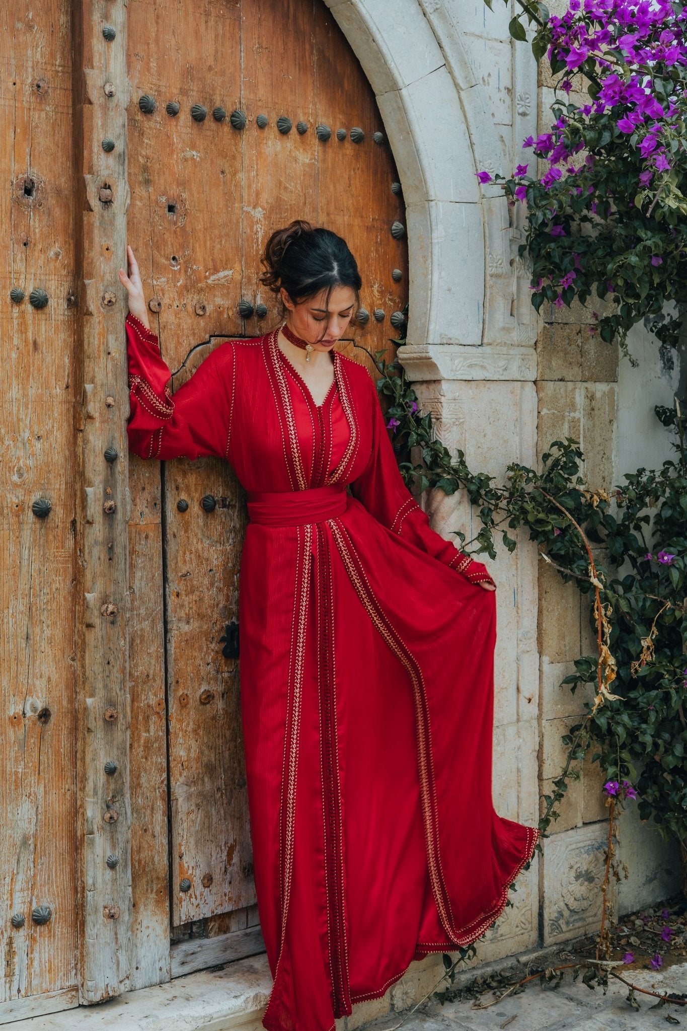 Emirah | Takchita rouge vibrant - Caftans modernes - MAYANE COUTURE