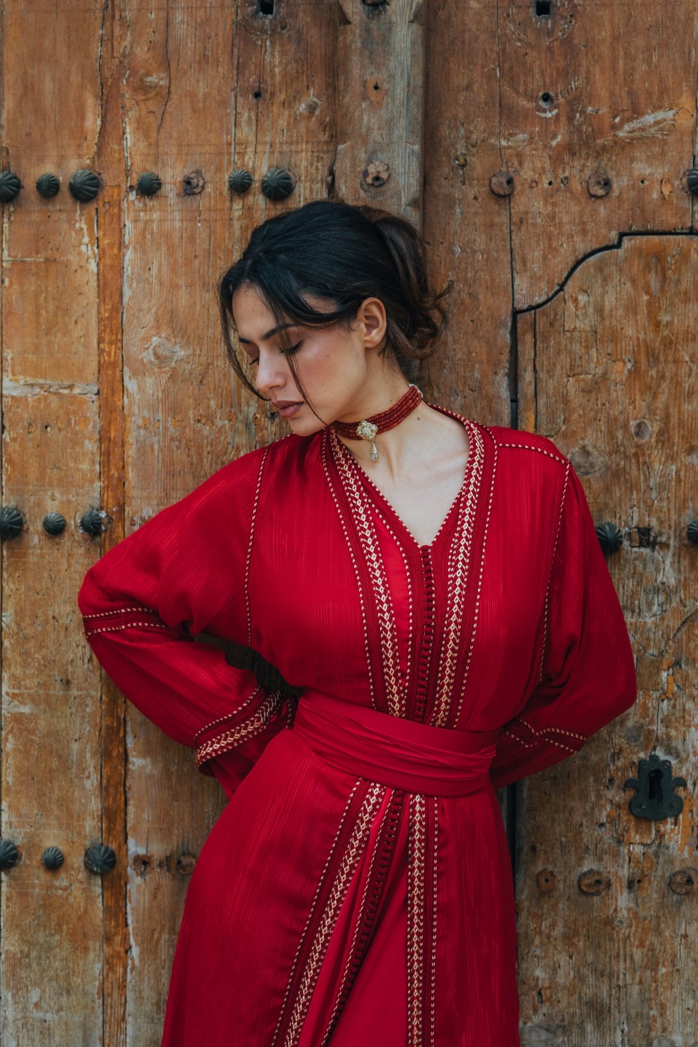 Emirah | Takchita rouge vibrant - Caftans modernes - MAYANE COUTURE