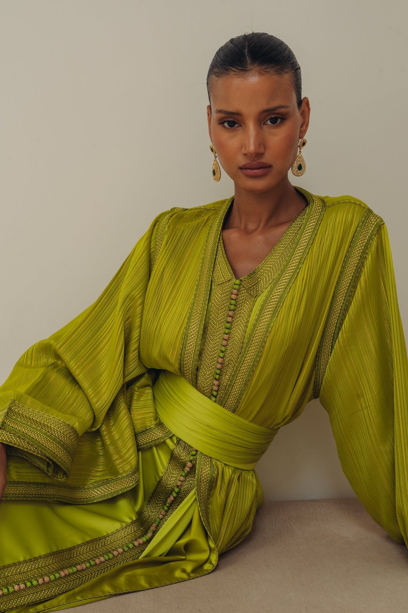 Ahlem vert irisé | Pièce unique - Boutique de caftans marocains modernes - MAYANE COUTURE