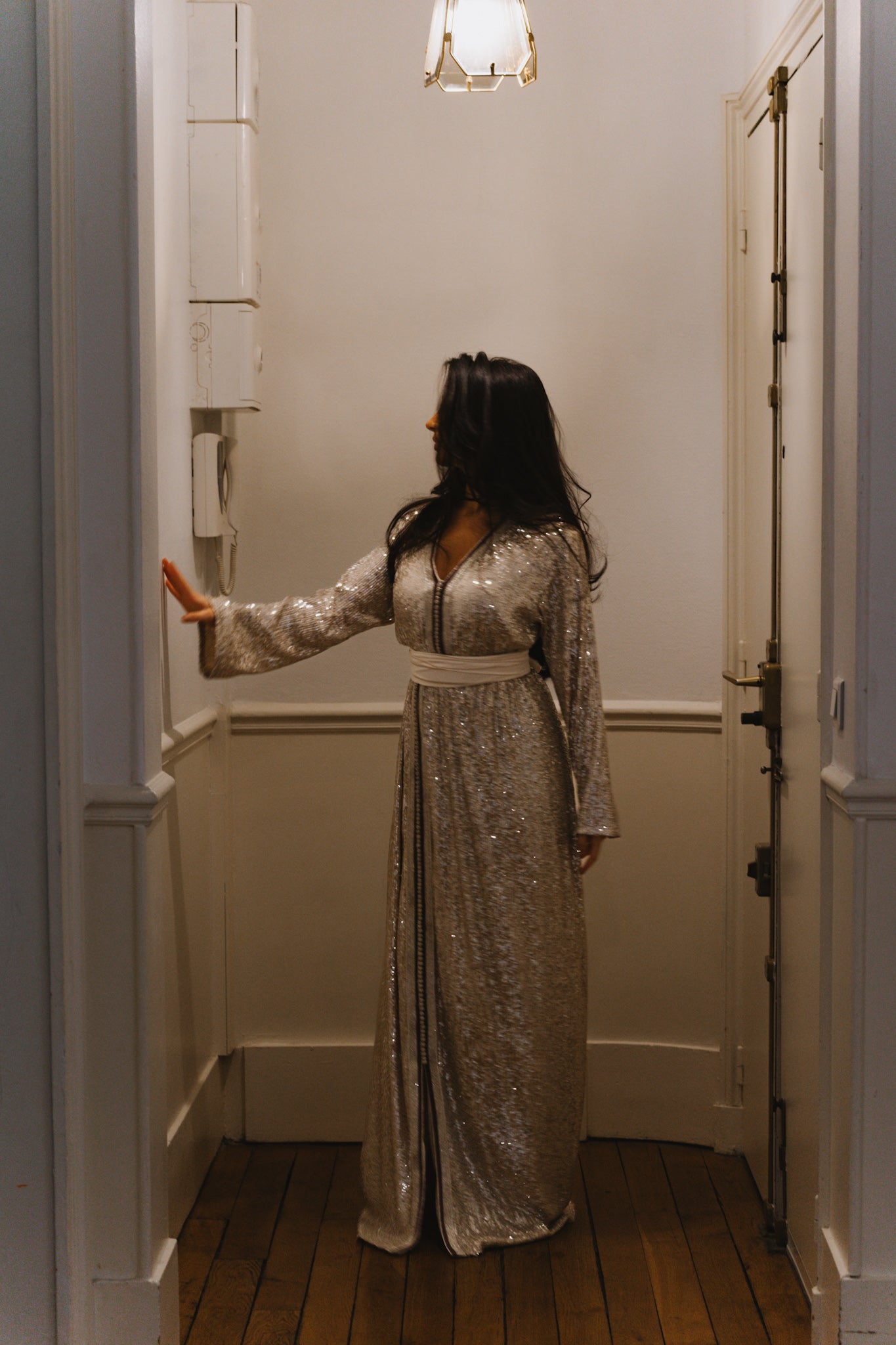 Caftan gris à sequin asymétrique