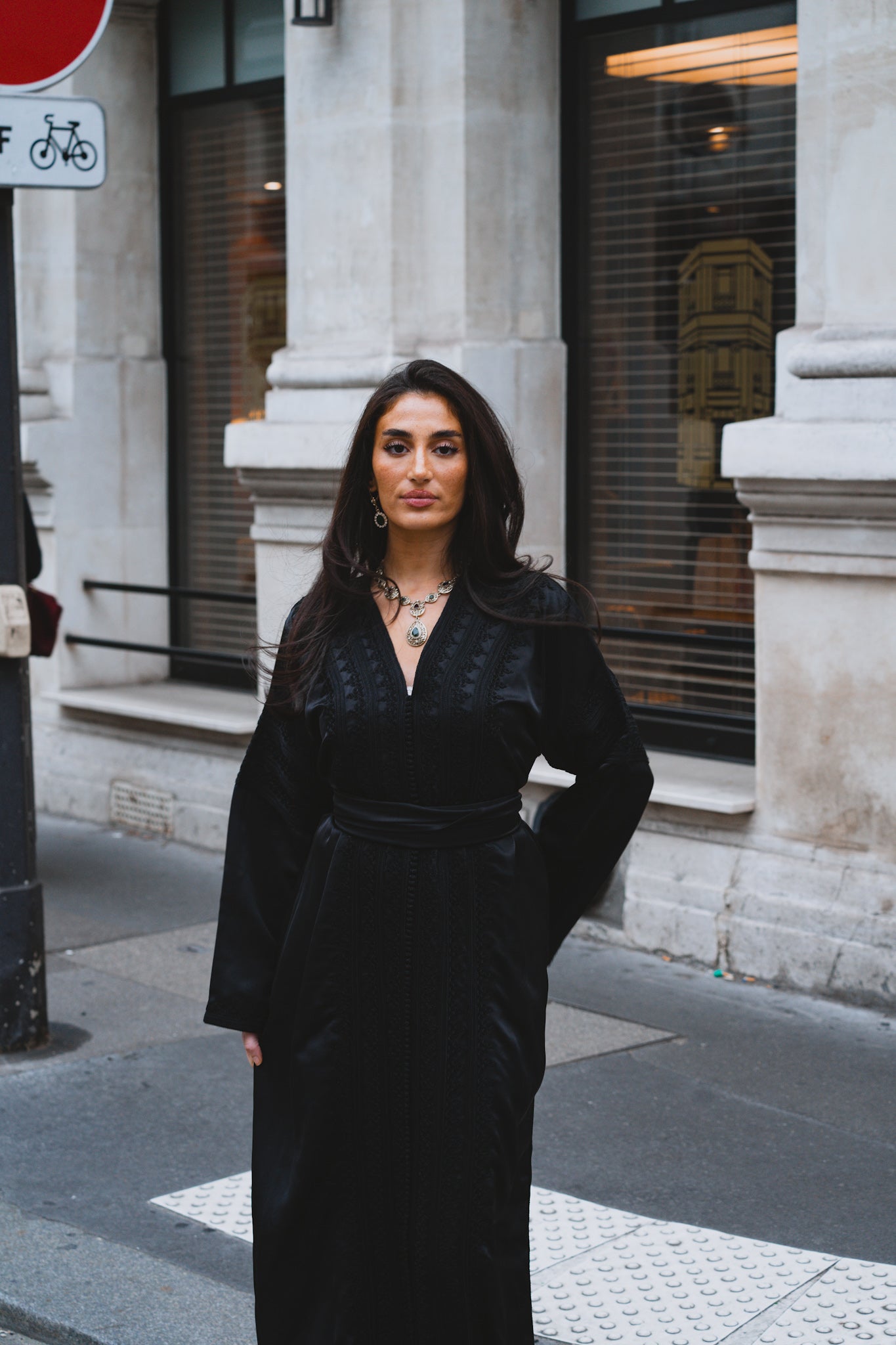 Caftan moderne noir en drap de soie