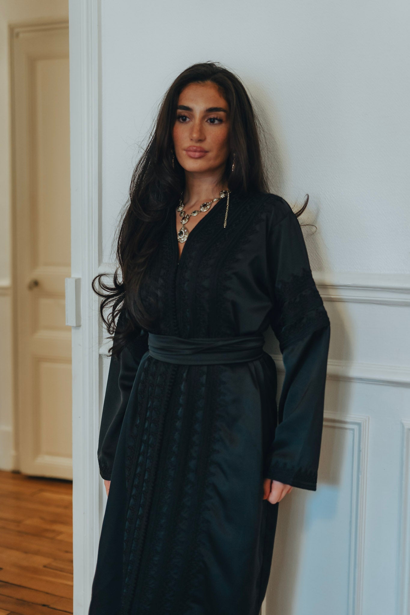 Caftan noir moderne pour mariage en drap de soie