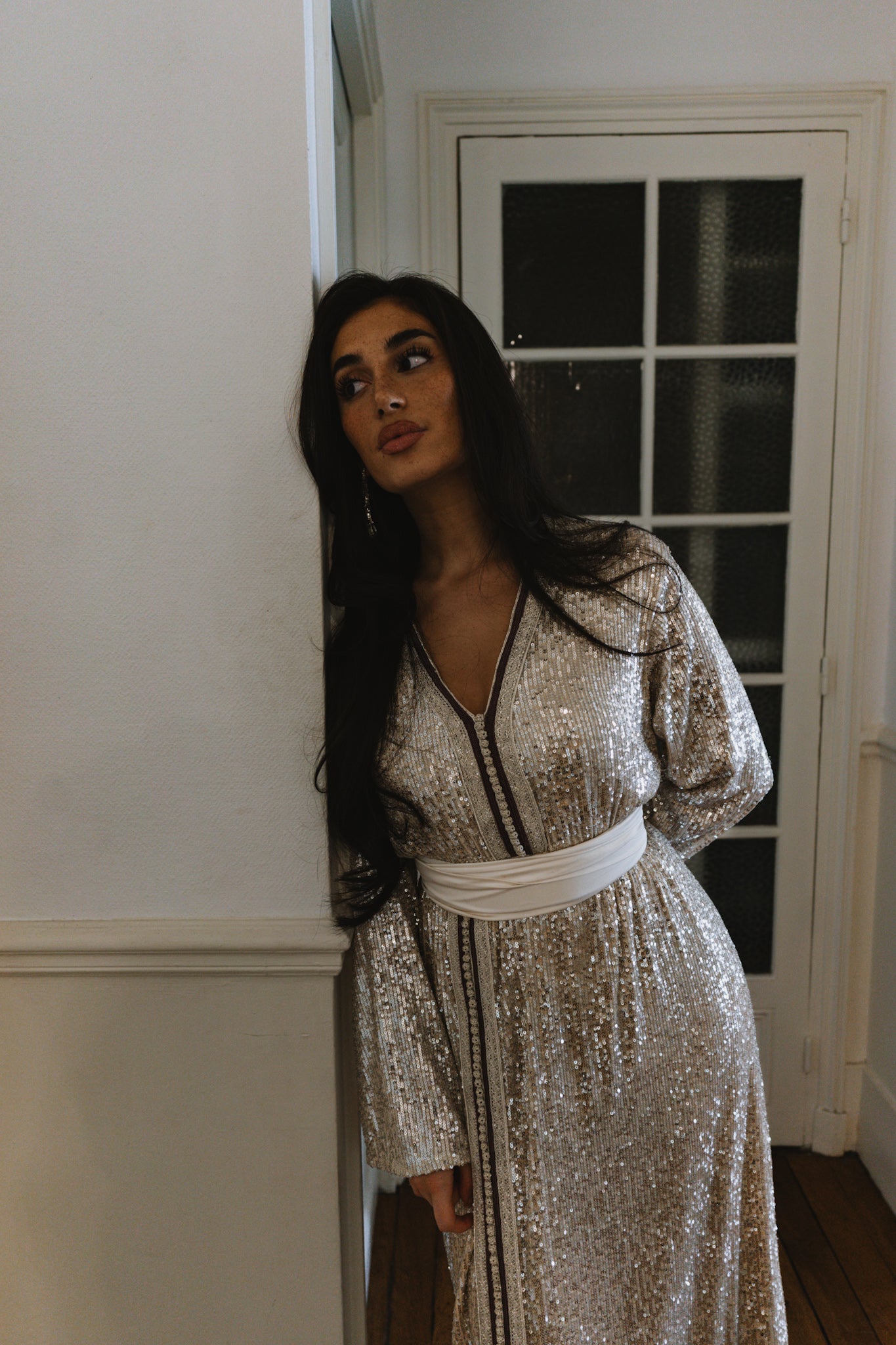 Femme portant un caftan à sequin gris marocain