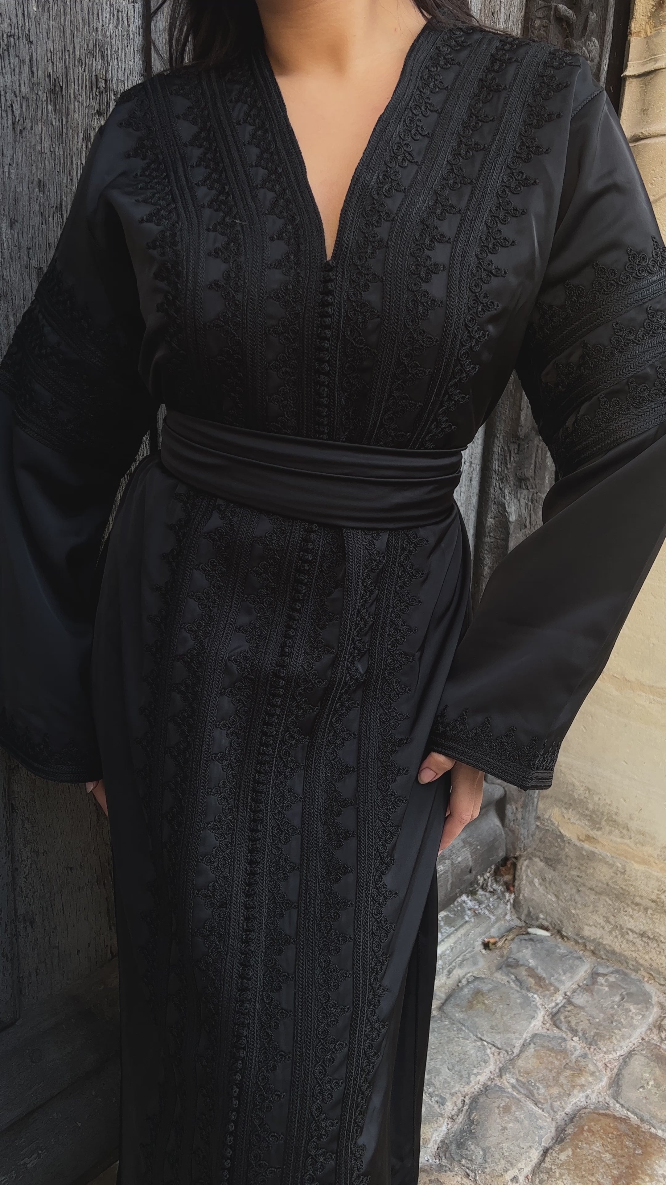 Caftan noir brodé en drap de soie