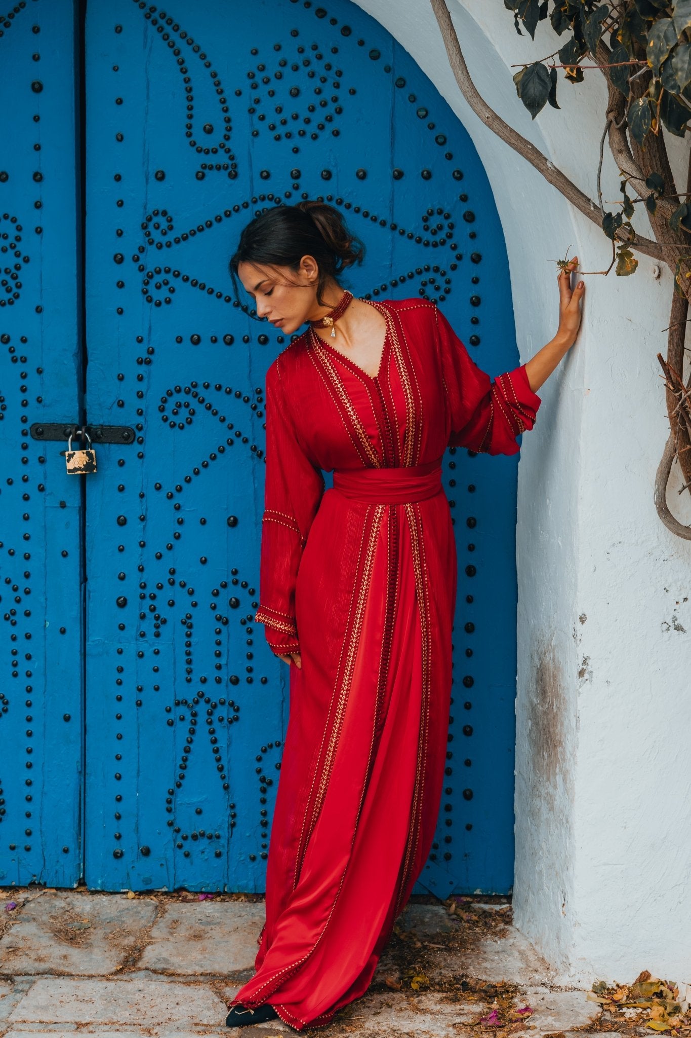 Emirah | Takchita rouge vibrant - Caftans modernes - MAYANE COUTURE