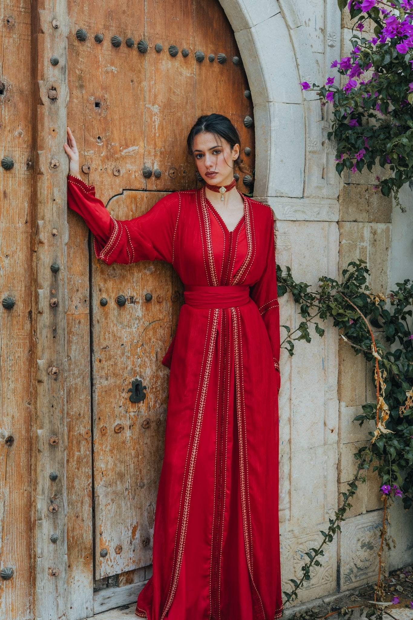 Emirah | Takchita rouge vibrant - Caftans modernes - MAYANE COUTURE