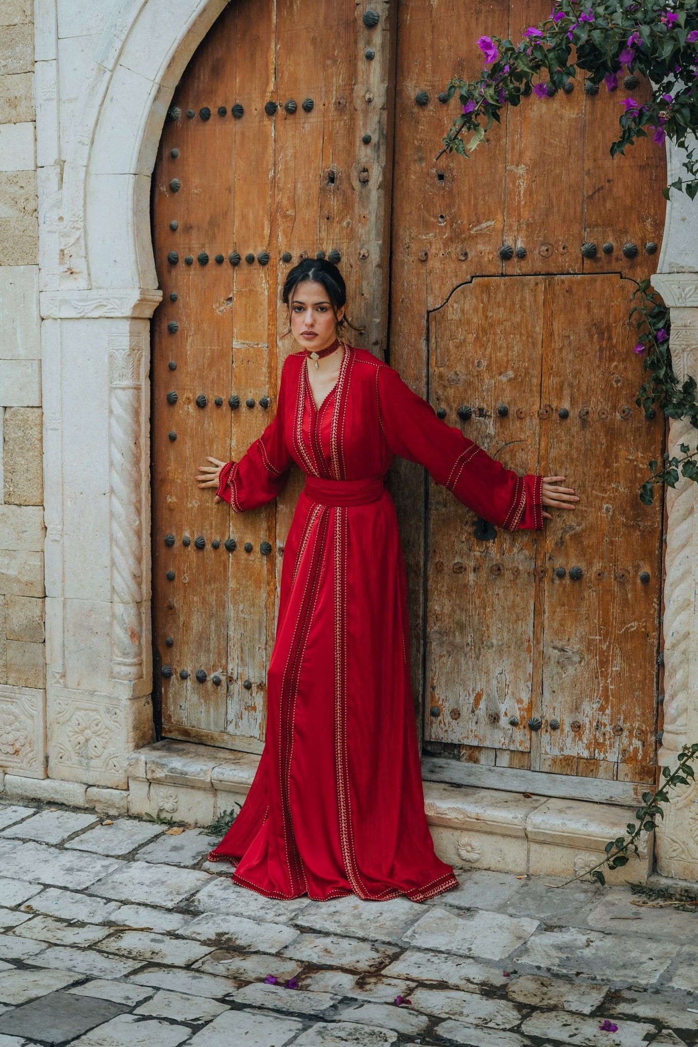 Emirah | Takchita rouge vibrant - Caftans modernes - MAYANE COUTURE